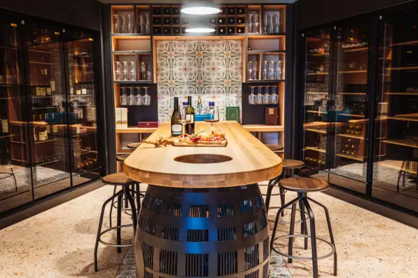 Ein Tisch mit Weinflaschen darauf.