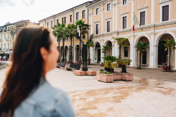 Eine Frau betrachtet ein Gebäude.
