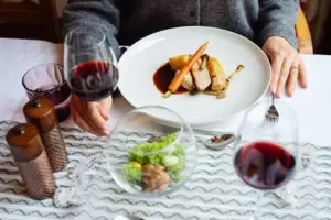 Eine Person hält einen Teller mit Essen.