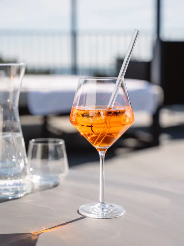 Ein Glas mit orangener Flüssigkeit.