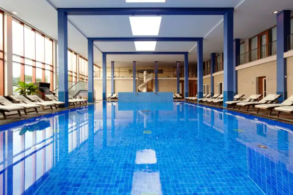 SPA-ROSA Travemünde Schwimmbecken mit Stühlen im Wasser