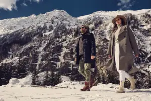 Wandern Ein Mann und eine Frau gehen im Schnee spazieren.