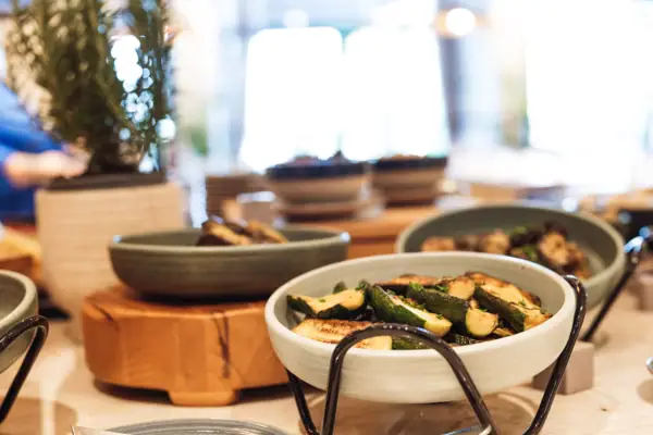 Eine Schüssel mit Essen auf einem Tisch.