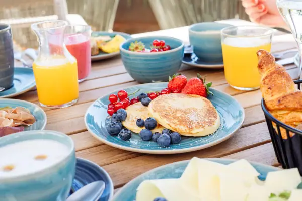 Ein Tisch mit Frühstücksgerichten und Getränken.
