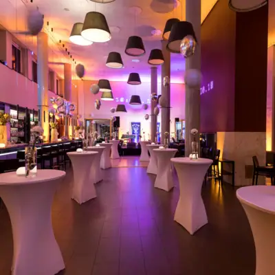 Bar Event Eine große Bar mit Stehtischen und Stühlen in einem Hotel.