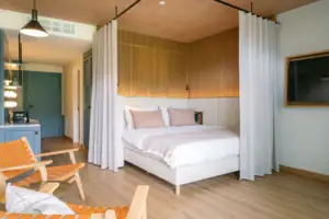 Zimmer Ein Bett mit Vorhängen.