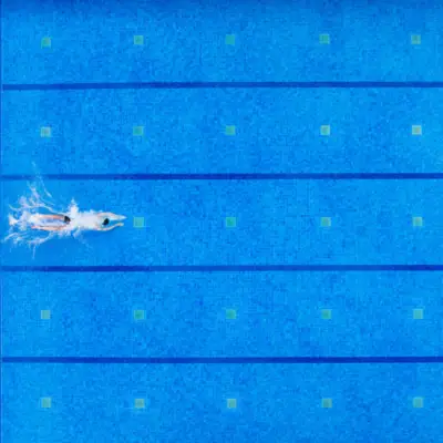 Schwimmkurs Eine Person schwimmt in einem Pool.