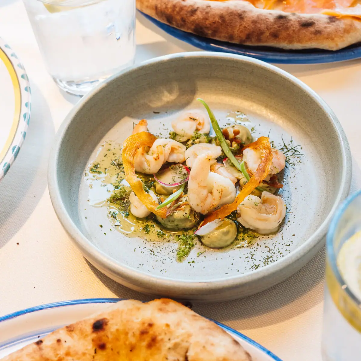 Ein Teller mit Essen auf einem Tisch.