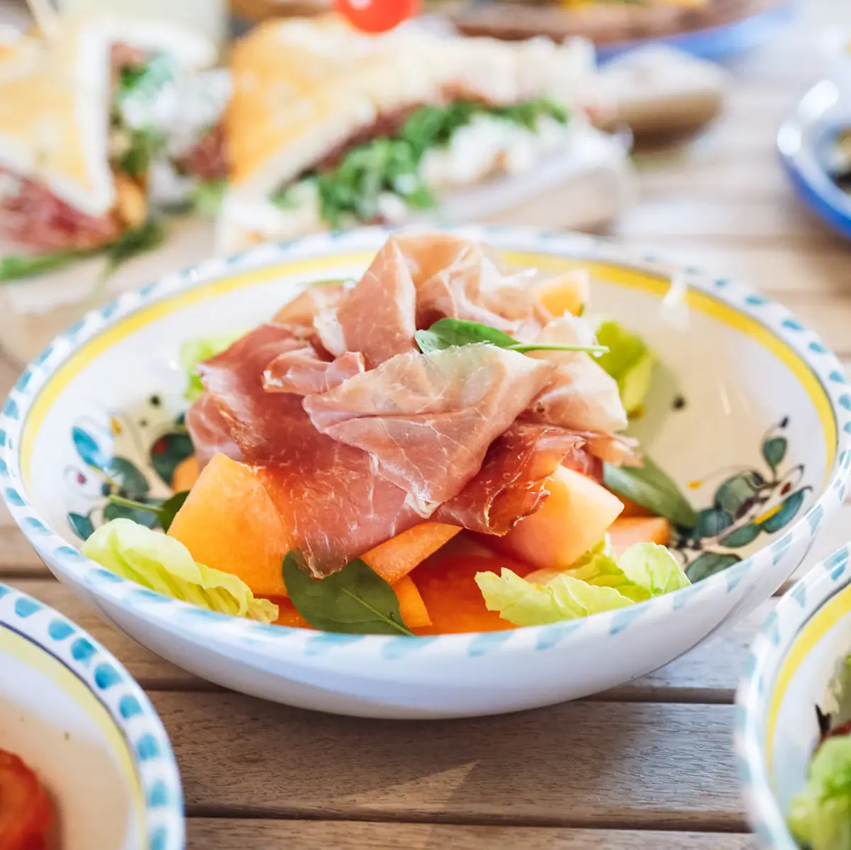 Antipasti Schüssel mit kunstvoll angerichteter Speise auf einem Tisch.