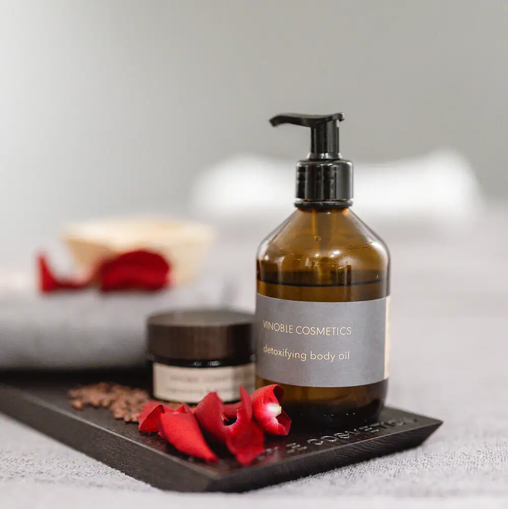 VINOBLE COSMETICS Angeordnete Pflegeprodukte mit Rosenblättern