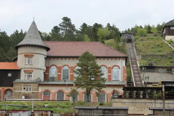 Besucherbergwerk Rammelsberg Ein Bergwerk mit Turm auf einem Hügel.