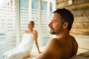 Sauna Ein Mann und eine Frau in einer Sauna.