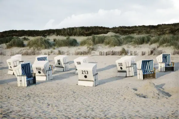 Strandkörbe Weiße Boxen auf einem Strand
