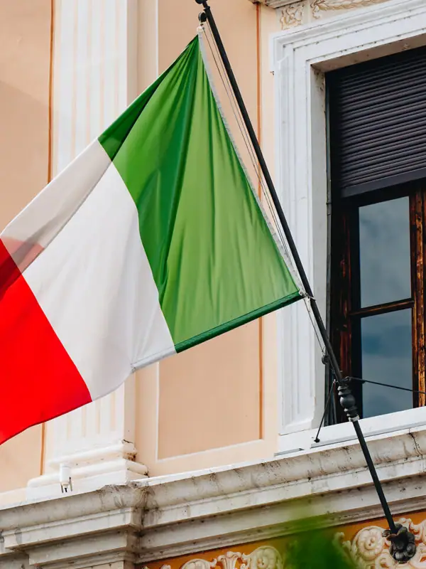 Flagge an einem Gebäude