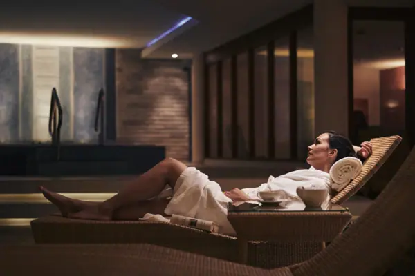 Wellnessbereich Eine Frau liegt auf einer Liege.