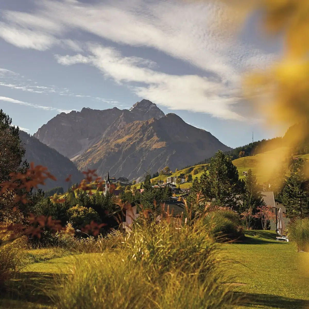 Landschaft mit Berg im Hintergrund und Wolken am Himmel