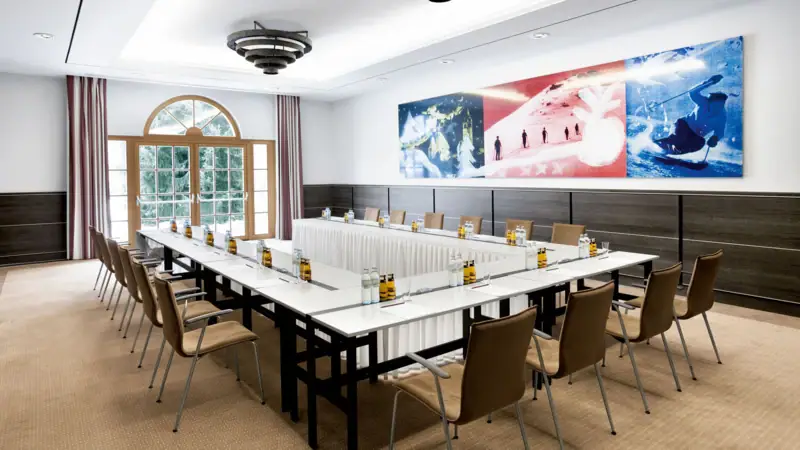 Ein Raum mit langem Tisch und Stühlen.