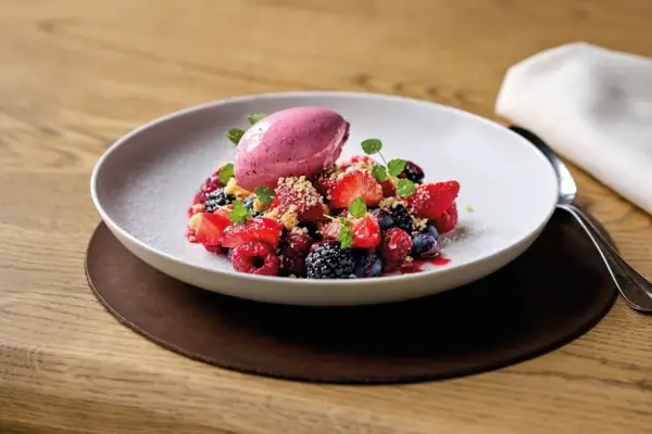 A-ROSA Dessert Teller mit Fruchtdessert