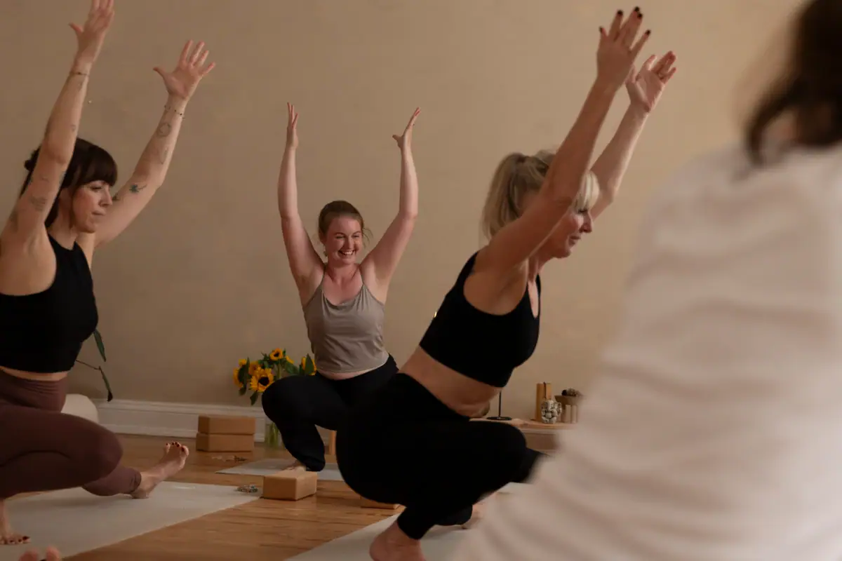 Eine Gruppe von Menschen beim Yoga.