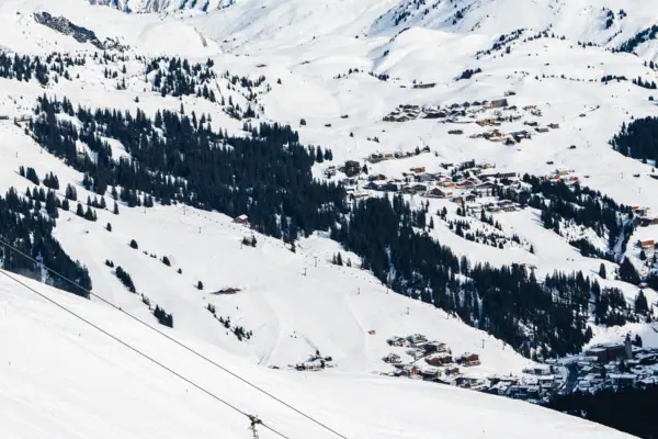 Skilift auf einem verschneiten Berg