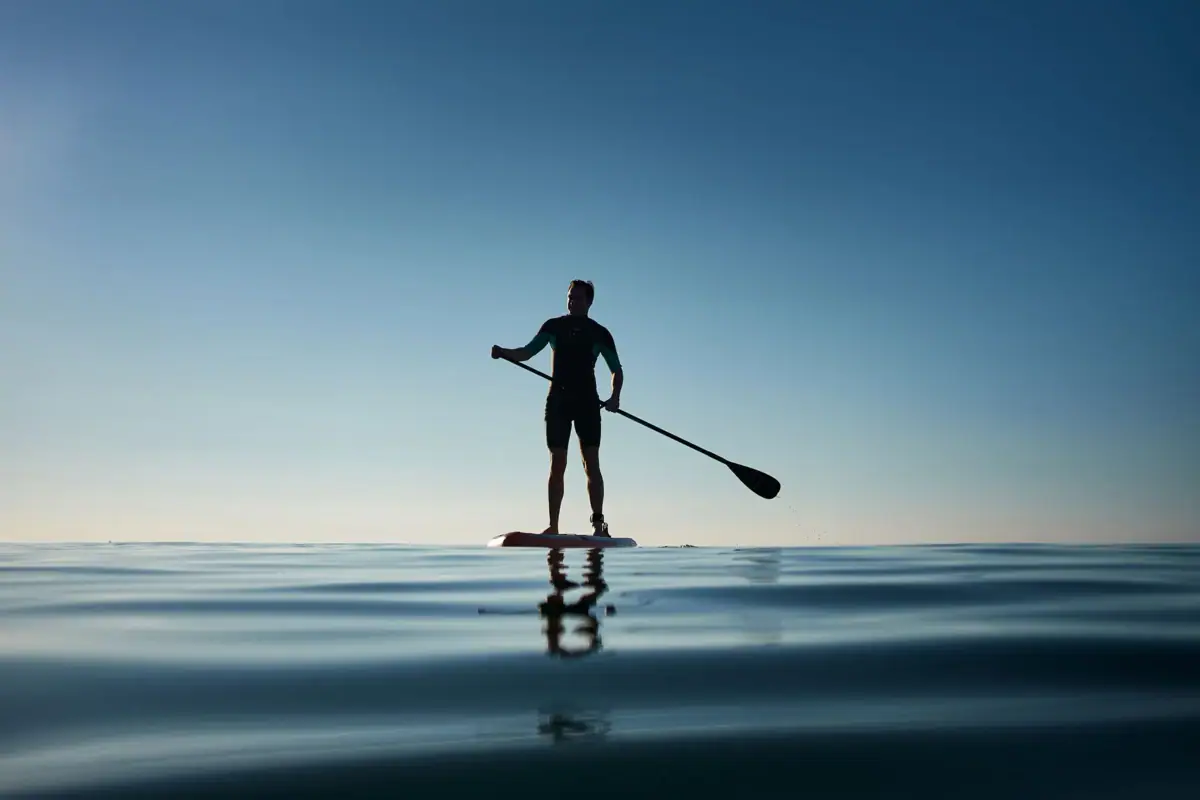 Ein Mann auf einem Paddleboard auf dem Wasser.