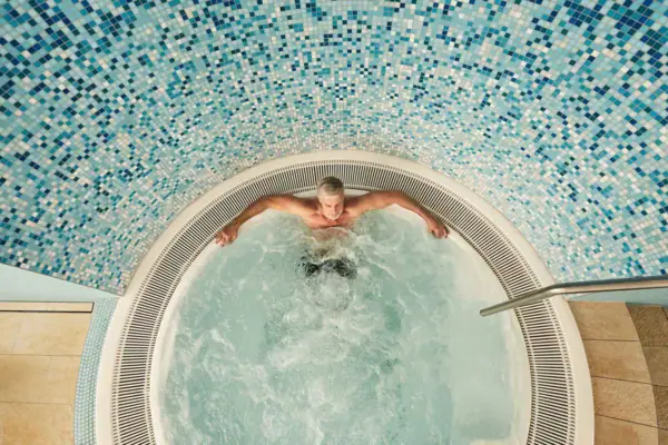 Ein Mann in einem Whirlpool.