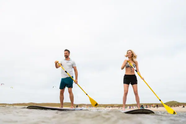 Ein Mann und eine Frau auf Paddleboards.