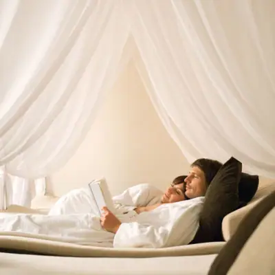 Ein Mann und eine Frau liegen auf einem Bett.