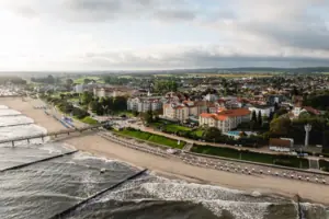 A-ROSA Ostseehotel Kühlungsborn Strand mit Gebäuden und Wasser aus der Vogelperspektive.