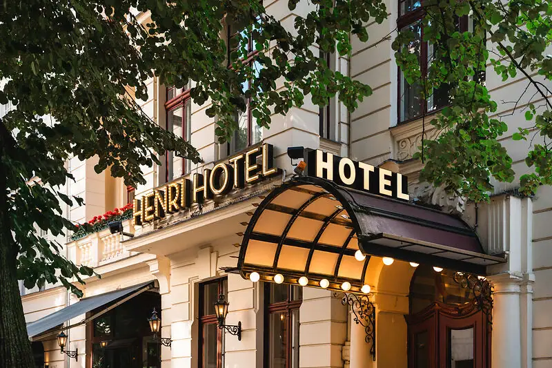 Hotel mit beleuchteter Fassade