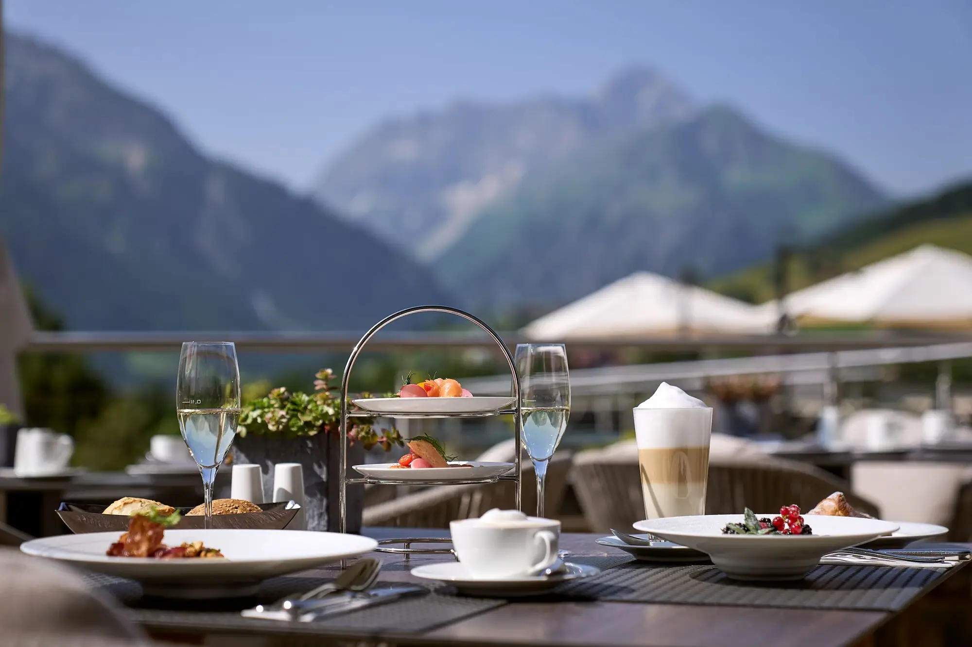 Frühstück Ein Tisch mit Tellern, Speisen und Getränken.