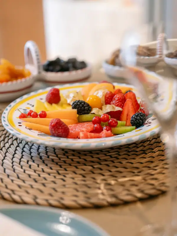Ein Teller mit Obst auf einem Tisch.