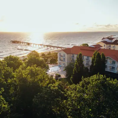 Ein Gebäude am Wasser mit klarem Himmel im Hintergrund.