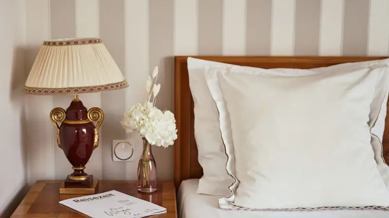 Zimmer & Suiten im Strandidyll Heringsdorf Lampe auf einem Nachttisch neben einem Bett