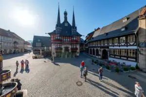 Marktplatz Eine Gruppe von Menschen geht durch einen Innenhof.