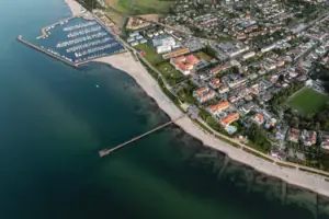 Kühlungsborn Stadtansicht neben einem Gewässer aus der Vogelperspektive