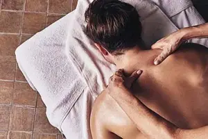 Massage Ein Mann erhält eine Rückenmassage.