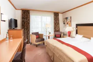 Zimmer Ein Zimmer mit einem Bett und einem Fernseher.