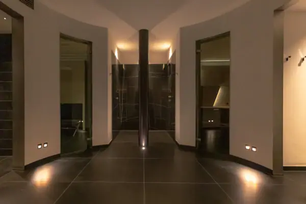 Ein Zimmer mit einer Säule und einem schwarzen Fliesenboden.