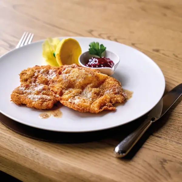 A-ROSA Gericht Ein Teller mit Essen auf einem Tisch.