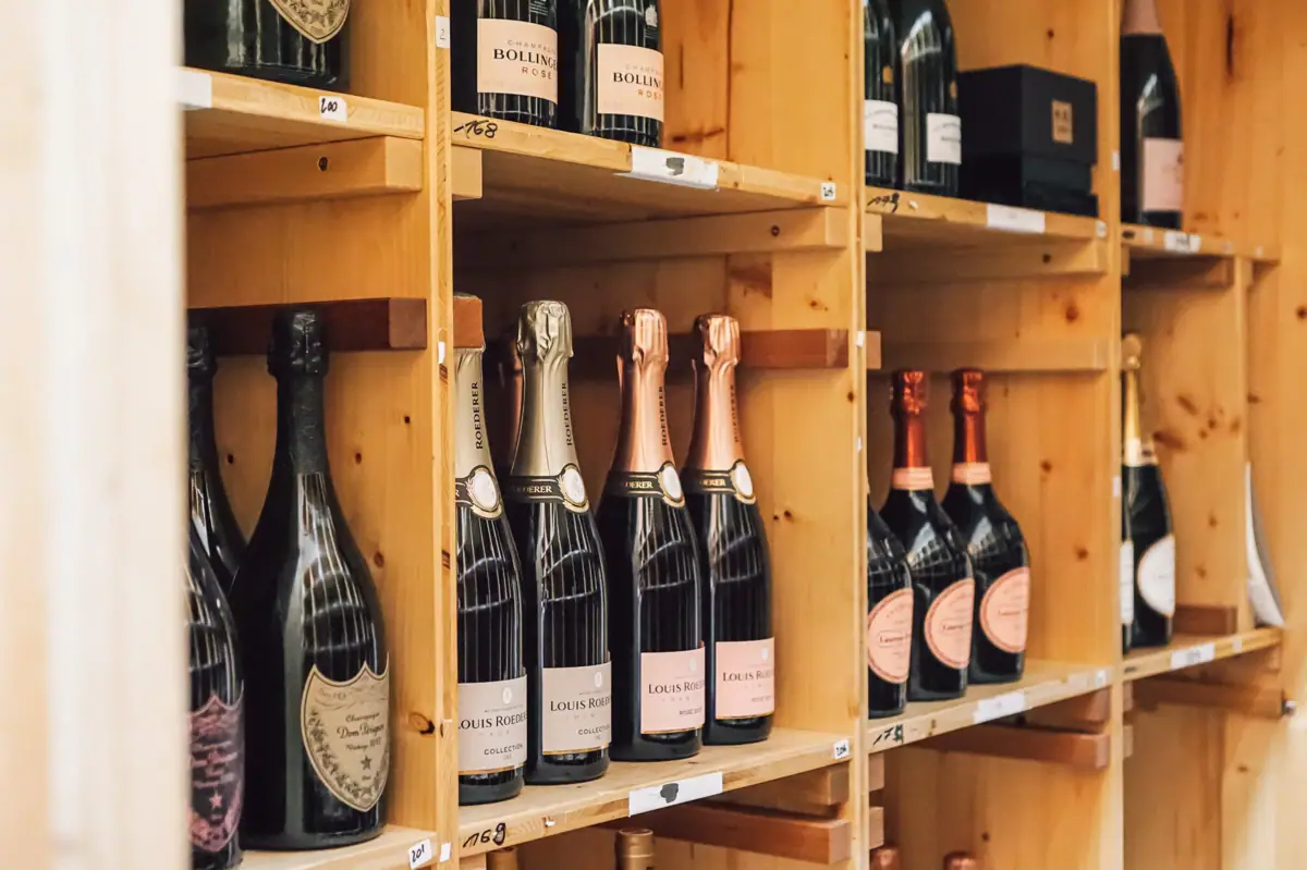 Ein Regal mit Weinflaschen.