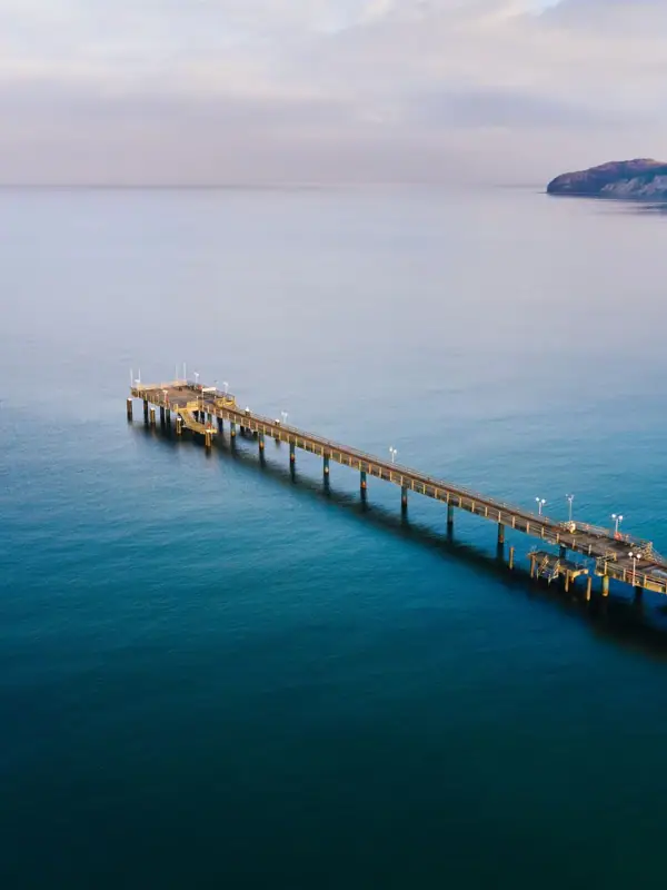 Ein langer Steg im Wasser.