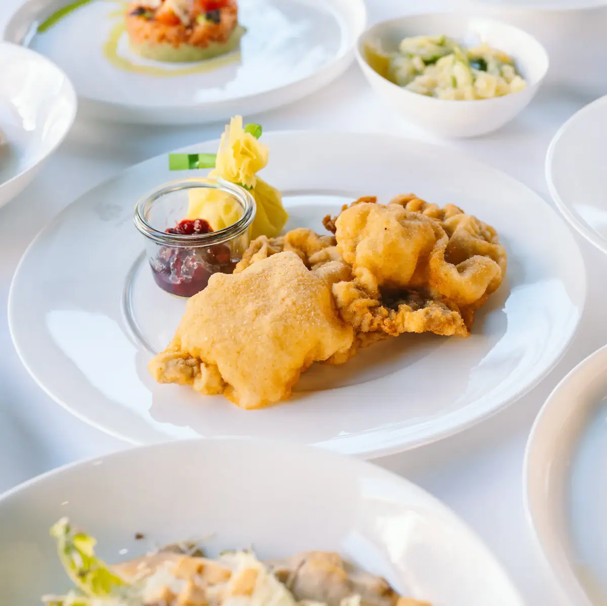 Tisch voller Speisen Ein Tisch mit Tellern voller Speisen.