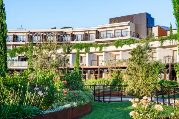 A-ROSA Hotel am Gardasee Garten Ein Gebäude mit Garten und Pflanzen.