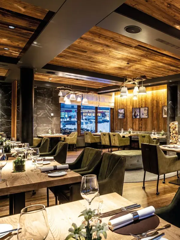 Restaurant mit Tischen und Stühlen