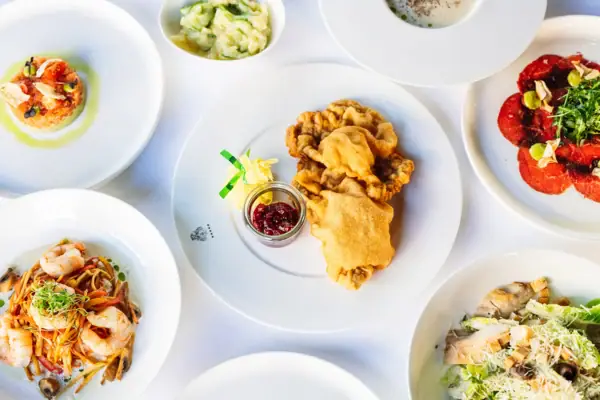 Speisen auf dem Tisch Eine Gruppe von Tellern mit verschiedenen Speisen.