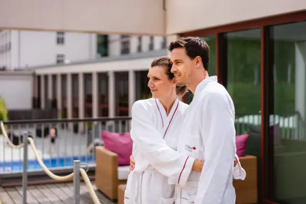 Paar im Bademantel Ein Mann und eine Frau in weißen Bademänteln.