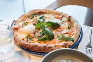 Pizza Pizza auf einem Teller