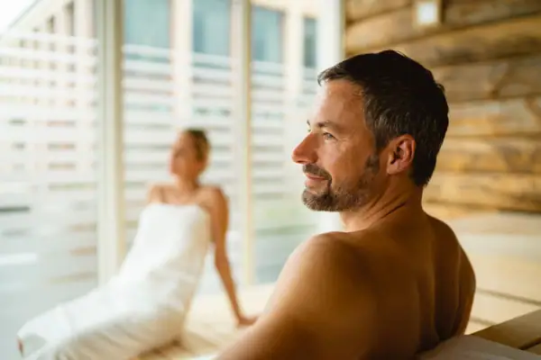 Sauna Ein Mann und eine Frau in einer Sauna.