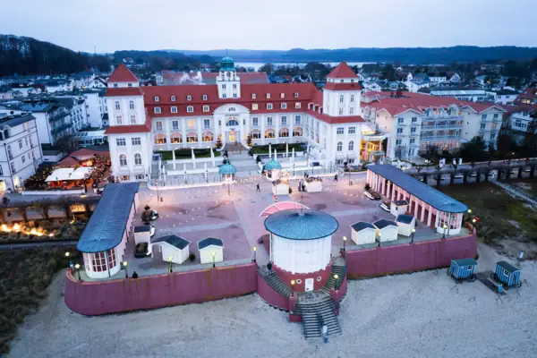 Kurhaus Binz Großes Gebäude mit rotem Dach